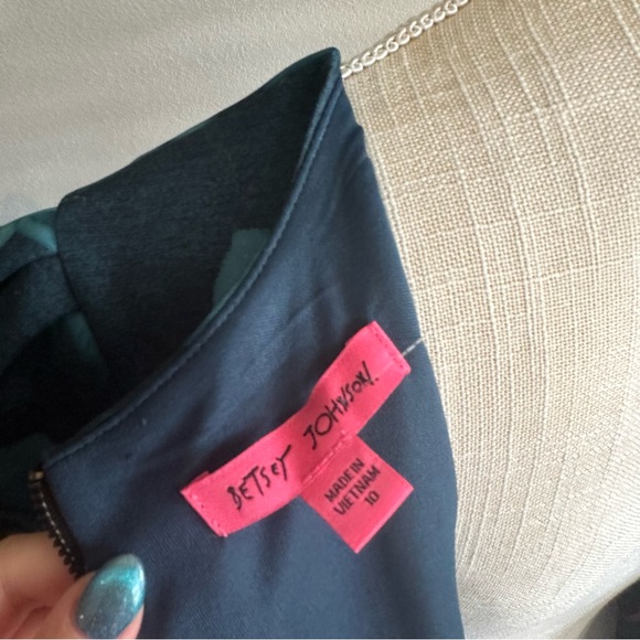 Betsey Johnson || floral cap sleeve sheath dress - Picture 7 of 8